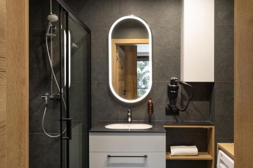 Bilik mandi di Cyrhla Apartamenty