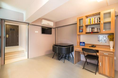 Dapur atau dapur kecil di Dequan Xin Yue Hotel Coffee, fruits, snacks, a gym and a laundry room are provided for free in the lobby