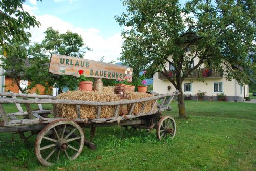 un carro pieno di fieno seduto in un cortile di Ferienhof Ressmann-Tratnik a Ledenitzen