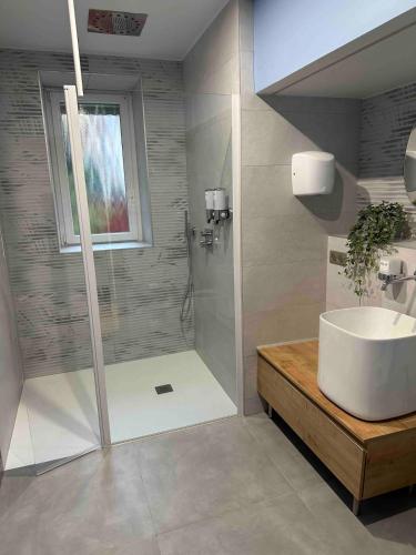 La salle de bains est pourvue d'une douche et d'un lavabo blanc. dans l'établissement Appartement fabuleux 100 m2 parking privatif entièrement climatisé, à Bischheim