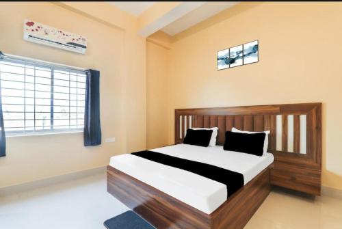 Postel nebo postele na pokoji v ubytování Roomssolution Patna