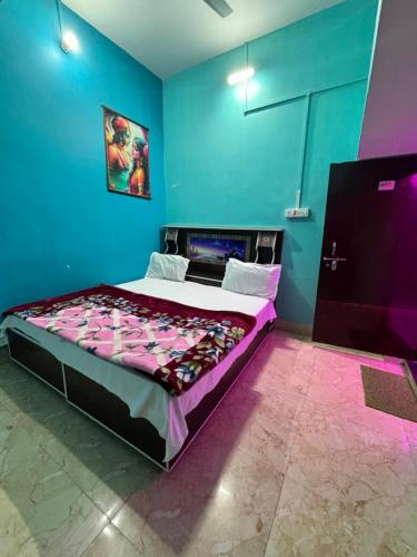 Postel nebo postele na pokoji v ubytování Kishori ram homestay near ayodhya dham railway