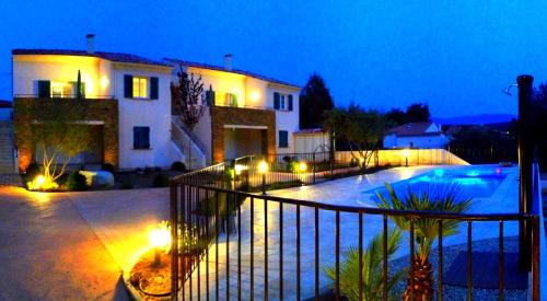 une villa avec une piscine la nuit dans l'établissement Résidence Acqua è Terra 1, à Saint-Florent