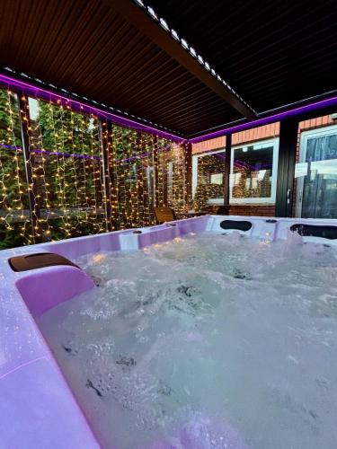Apartament "Love Island" Jacuzzi SPA z dużą wanną z hydromasażem dla Dwojga