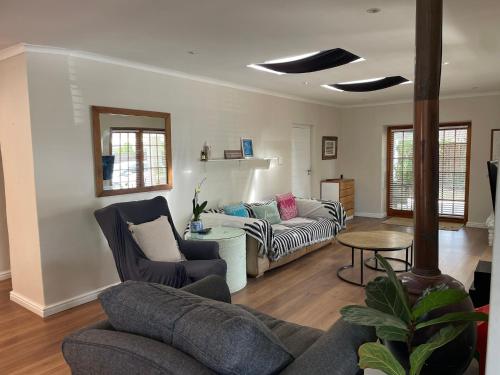 Χώρος καθιστικού στο Hoekwil village house