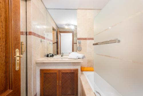 ein Badezimmer mit Waschbecken und Dusche in der Unterkunft Apartamento de lujo a 30m playa in Estepona