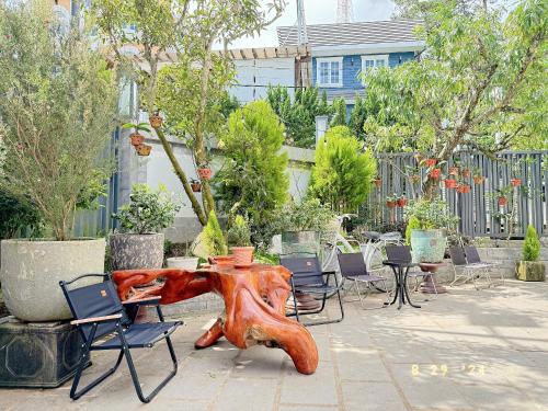 a statue of a person sitting on a table with chairs at Sunflower Garden Homestay Đà Lạt in Xuan An
