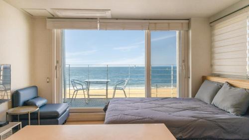 Un pat sau paturi într-o cameră la Boryeong lehouse pension