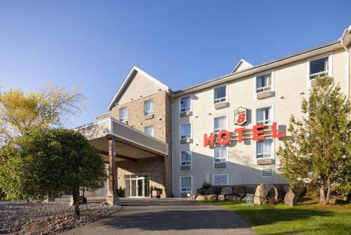 a hotel with a sign on the front of it at Super 8 by Wyndham Sainte Agathe Des Monts in Sainte-Agathe-des-Monts