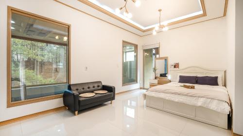 En eller flere senge i et værelse på Gapyeong Namian Pool Villa