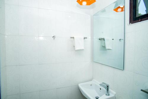 Ένα μπάνιο στο Songbird Suites - Deluxe King Suite and Scooter