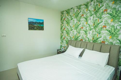 Ένα ή περισσότερα κρεβάτια σε δωμάτιο στο Songbird Suites - Deluxe King Suite and Scooter