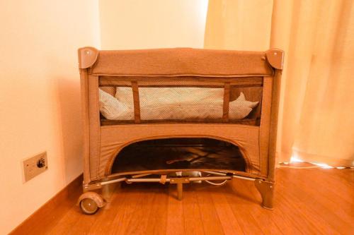 a wooden cart in the corner of a room at Sakuradai House in Ichihara
