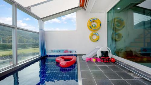 una piscina en una casa con piscina en Gyeongju joypoolvilla&kidspension, en Gyeongju