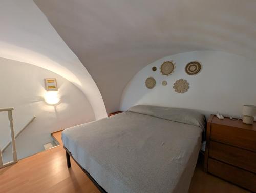 - une chambre avec un lit et un mur avec des horloges dans l'établissement Appartamento Corso Diaz, à Sannicandro di Bari
