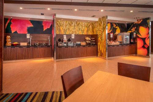 MiddletownにあるFairfield Inn & Suites by Marriott Harrisburg International Airportのテーブルとキッチンのあるダイニングルーム