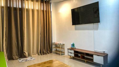TV a/nebo společenská místnost v ubytování FACE Transient Rooms