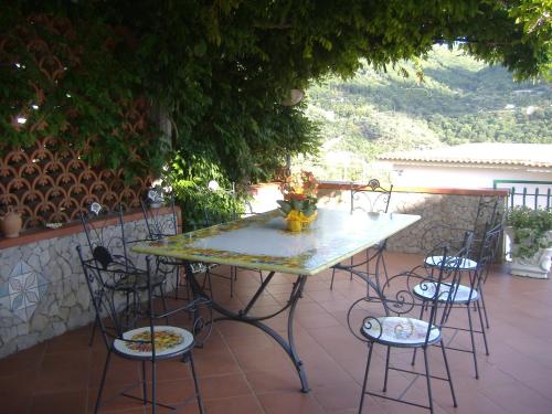 una mesa y sillas en un patio en B&B Villa Ursa Major, en Vico Equense