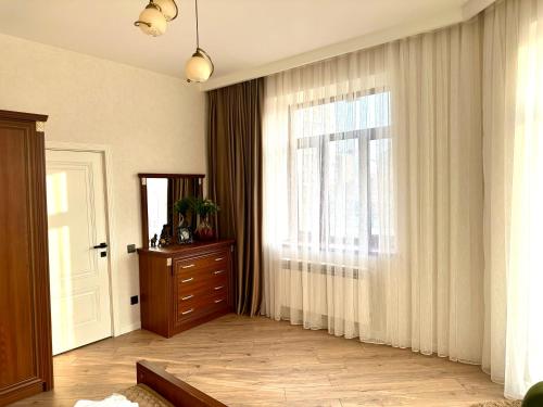 Μια τηλεόραση ή/και κέντρο ψυχαγωγίας στο Elegant Stay in Downtown Baku