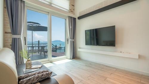 TV a/nebo společenská místnost v ubytování Yeosu Arum OceanView Whole house Pension