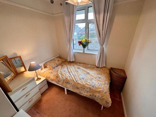Katil atau katil-katil dalam bilik di Beautiful Weymouth home