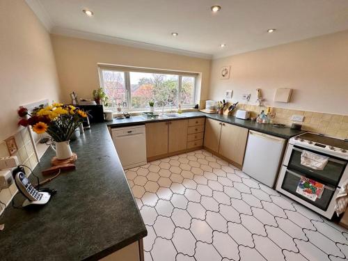 Dapur atau dapur kecil di Beautiful Weymouth home