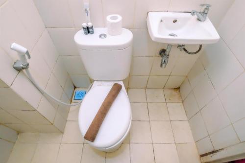 Koupelna v ubytování Cozy Stay 2BR at Bogor Valley Apartment By Travelio