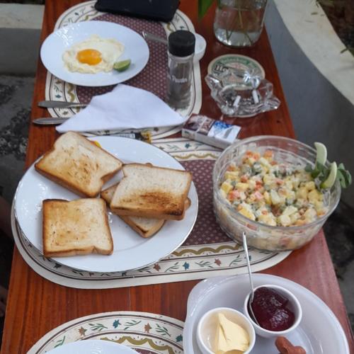 ゲストハウスの敷地内または近くでの食事または食べ物