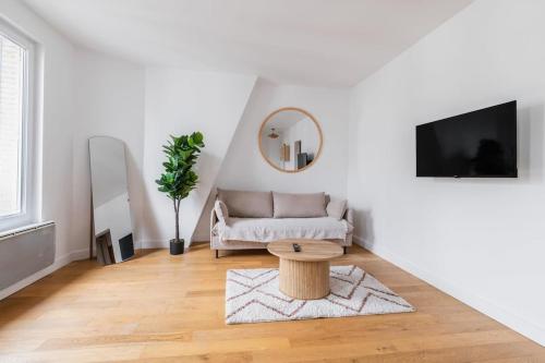 un salon blanc avec un canapé et une table dans l'établissement Appartement 60m2 Bien Amenage- Paris 12 - 4p - FLAT-GUEST, à Paris