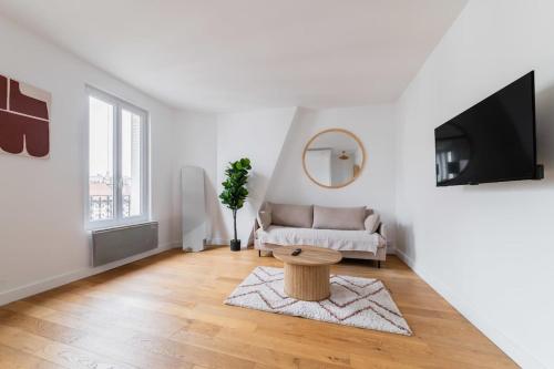 un salon avec un canapé et une table dans l'établissement Appartement 60m2 Bien Amenage- Paris 12 - 4p - FLAT-GUEST, à Paris