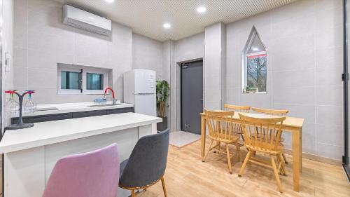 a kitchen and dining room with a table and chairs at Gapyeong Ddel Poolvilla in Gapyeong