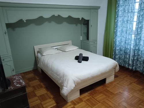 un letto con una croce nera sopra di Ty Coz a Carhaix-Plouguer