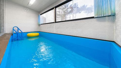 een zwembad met een gele frisbee erop bij Hongcheon byeolkaem kidspulbilla in Hongcheon