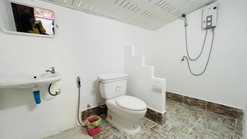 un bagno con un water e un lavandino di New Klong Khong Garden a Ko Lanta