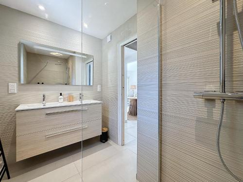 une salle de bain avec un lavabo et une douche dans l'établissement Les oliviers St Tropez et plage à pied - 22, à Saint-Tropez