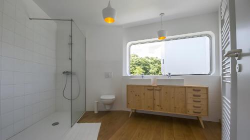 AngoisseにあるGite Design La Stationの洗面台、トイレ、窓のあるバスルーム