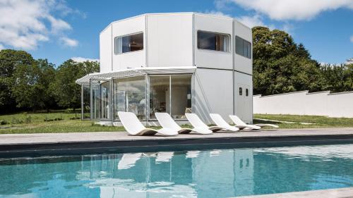 une maison avec une piscine à côté d'un bâtiment dans l'établissement Gite Design La Station, à Angoisse