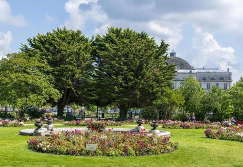 un parc fleuri devant un bâtiment dans l'établissement Studio centre historique Bayonne 5, à Bayonne