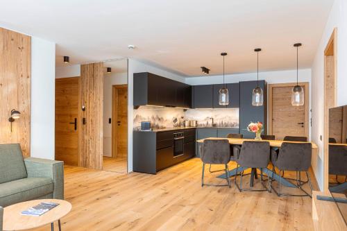 Kuchyň nebo kuchyňský kout v ubytování Fiss Suites by ALPS RESORTS