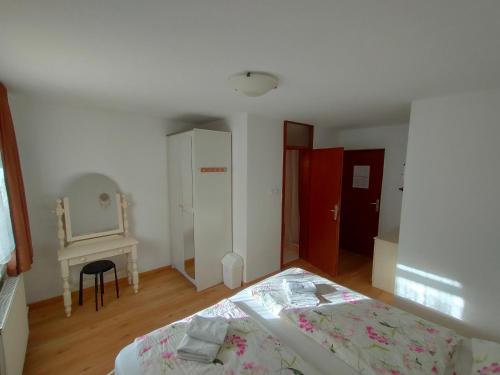 Ένα ή περισσότερα κρεβάτια σε δωμάτιο στο Bed & Breakfast Hisa Resje