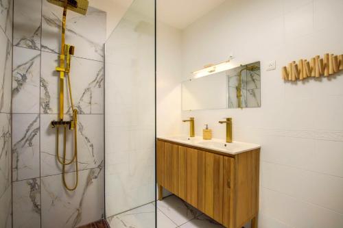 une salle de bain avec un lavabo et une douche dans l'établissement Le Cottage Bohème Nature Piscine Chauffée Privée du Tarn entre Toulouse et Albi & Les Cottages du Tarn, à Peyrole