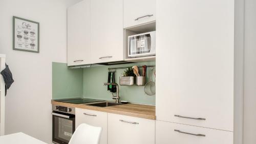 Kuchyň nebo kuchyňský kout v ubytování Cozy Modern Apartment Near Metro, WiFi AC