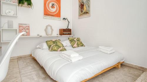 Postel nebo postele na pokoji v ubytování Cozy Modern Apartment Near Metro, WiFi AC