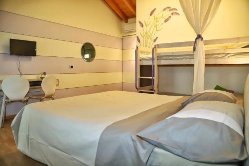 a hospital room with a bed and two chairs at In the countryside just 15 minutes from the airport in Stezzano