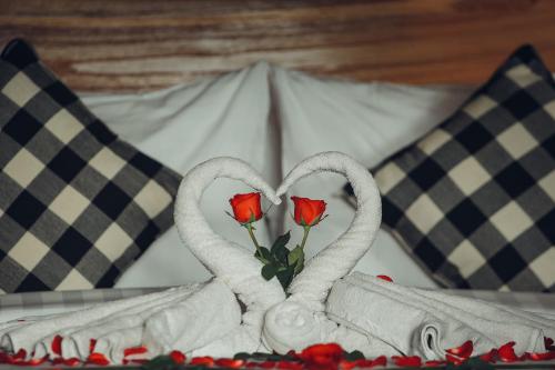 two swans shaped like hearts with two roses at Lawani Resort in Tegalalang