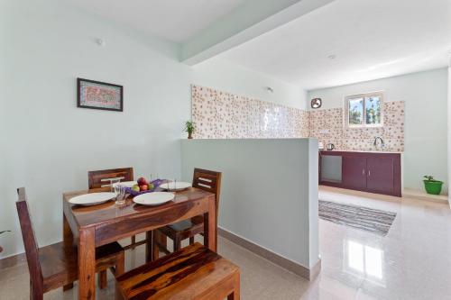 Una cocina y un comedor con mesa y sillas. en BVK Mount Home, en Ketti