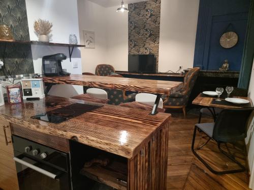 - une cuisine avec un comptoir en bois et une table dans l'établissement Prestigieuse Résidence ST MARIE - Appt 2 Chambres - N 18, à Bellac