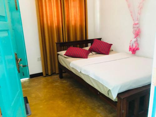 Postel nebo postele na pokoji v ubytování Midigama Home Stay Rooms