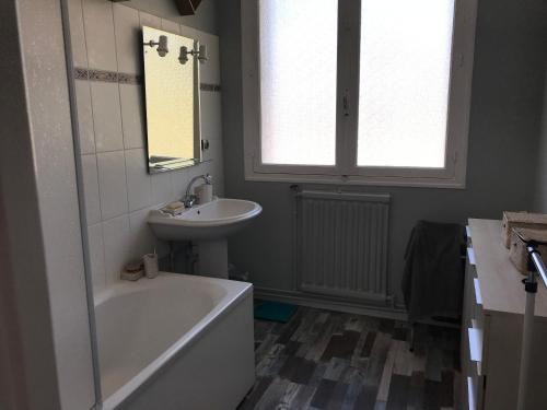 La salle de bains est pourvue d'une baignoire, d'un lavabo et d'une baignoire. dans l'établissement Escapade bord de mer, à Sainte-Adresse
