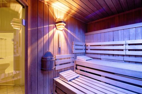 ホーエガイスにあるGemütliche Ferienwohnung im Harzのサウナ(ベンチ付)、壁の照明